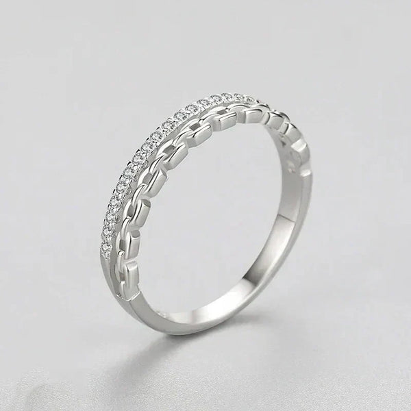 925 silver ring with chain link design and sparkling cubic zirconia accents