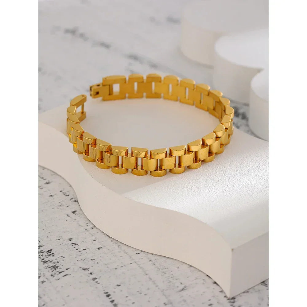 18K gold-plated chain link bracelet with a bold, modern design on a white display