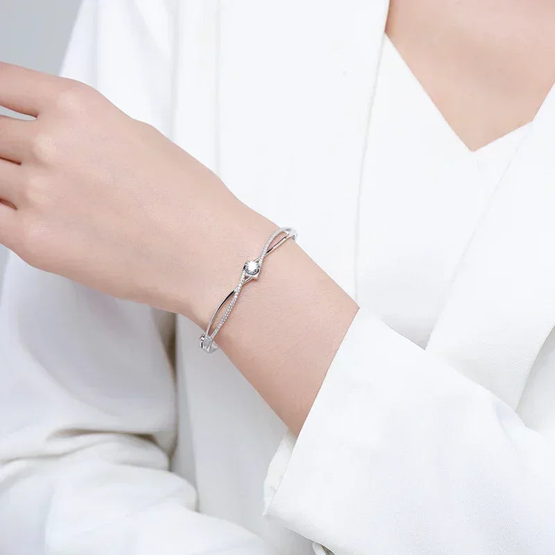 Elegant 925 silver bracelet with round center detail on woman's wrist