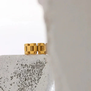 18K gold-plated open band ring with modern geometric chain design on white background