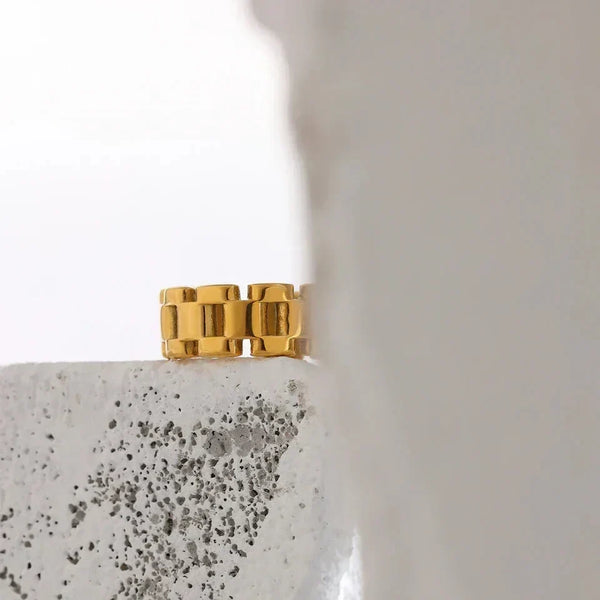 18K gold-plated open band ring with modern geometric chain design on white background