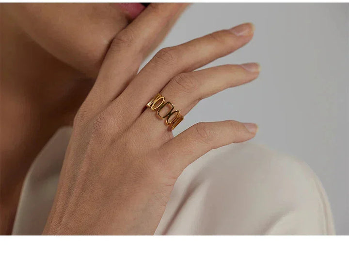 Woman wearing a modern 18K gold-plated link ring on her finger
