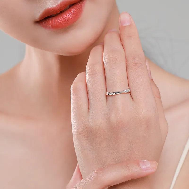 Woman wearing delicate 925 silver ring with subtle twist design on her finger