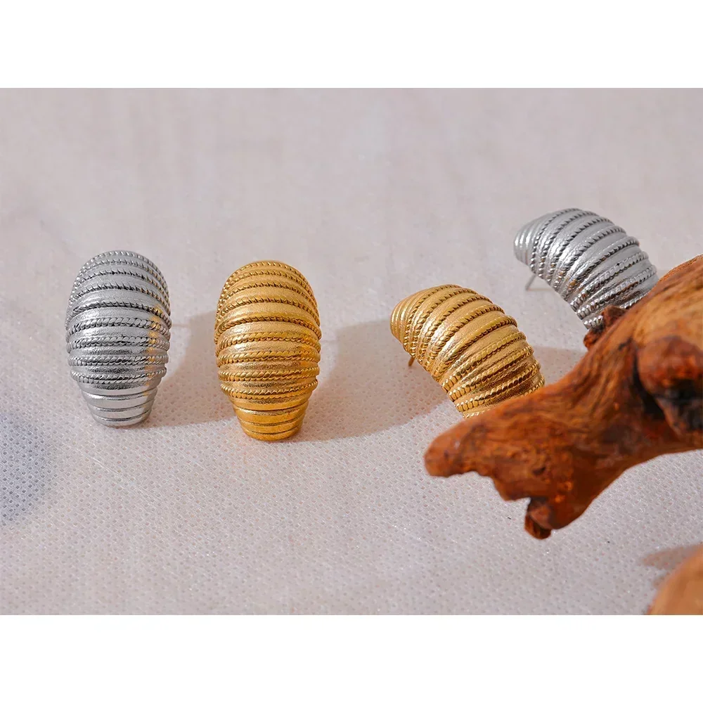 Amelia Twist Geometric Croissant Earrings - TM & CO. JEWELS 