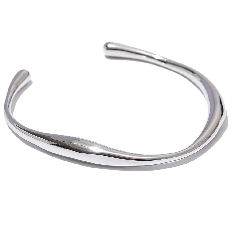 Minimalist 925 silver cuff bracelet with a smooth, wavy open design on white background.