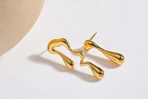 Gold earrings on a white background with 'HAPPY EVERYDAY' branding.